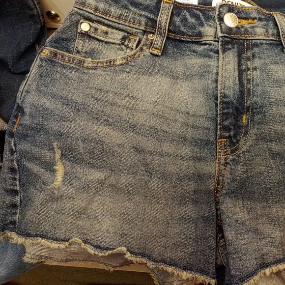 Levi's® Women's High-Rise 3" Jean Shorts - Picture 4 of 7